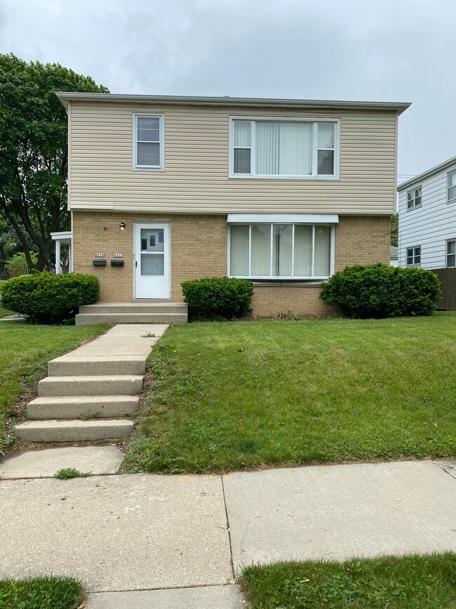 Building Photo - 8434 West Keefe Ave, Upper