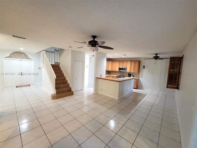 Building Photo - 723 Juniper Ln