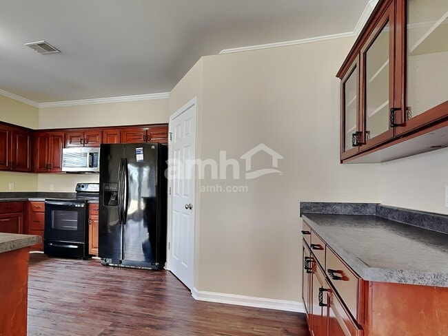 Foto del edificio - 103 Lake House Rd