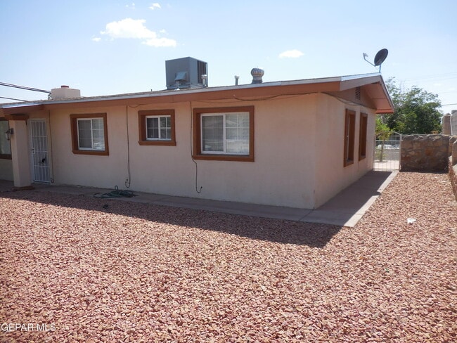 Building Photo - 1127 Del Norte St