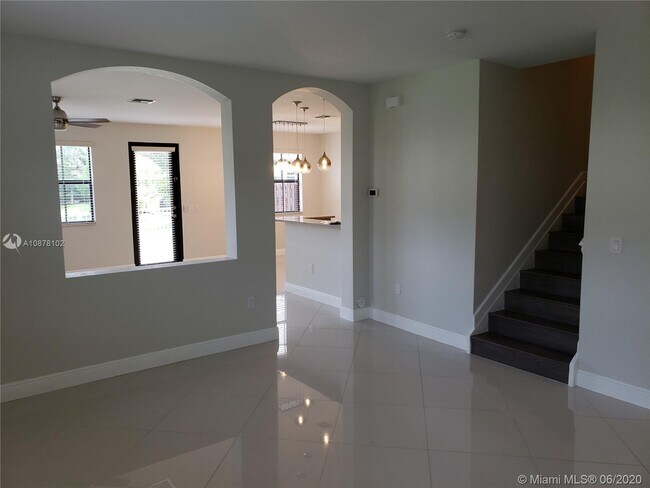 Foto del edificio - 12350 N Village Cir