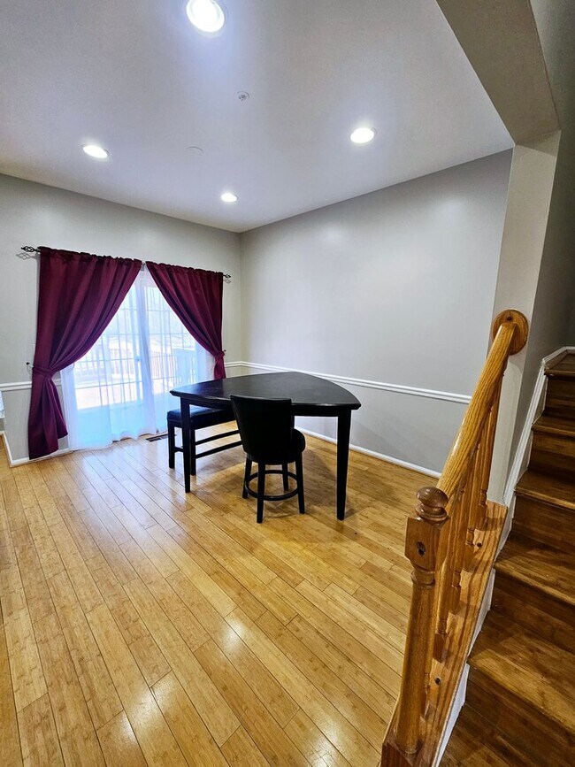 Building Photo - Crofton Village Townhome 4 Ba 3.5 Br with ...