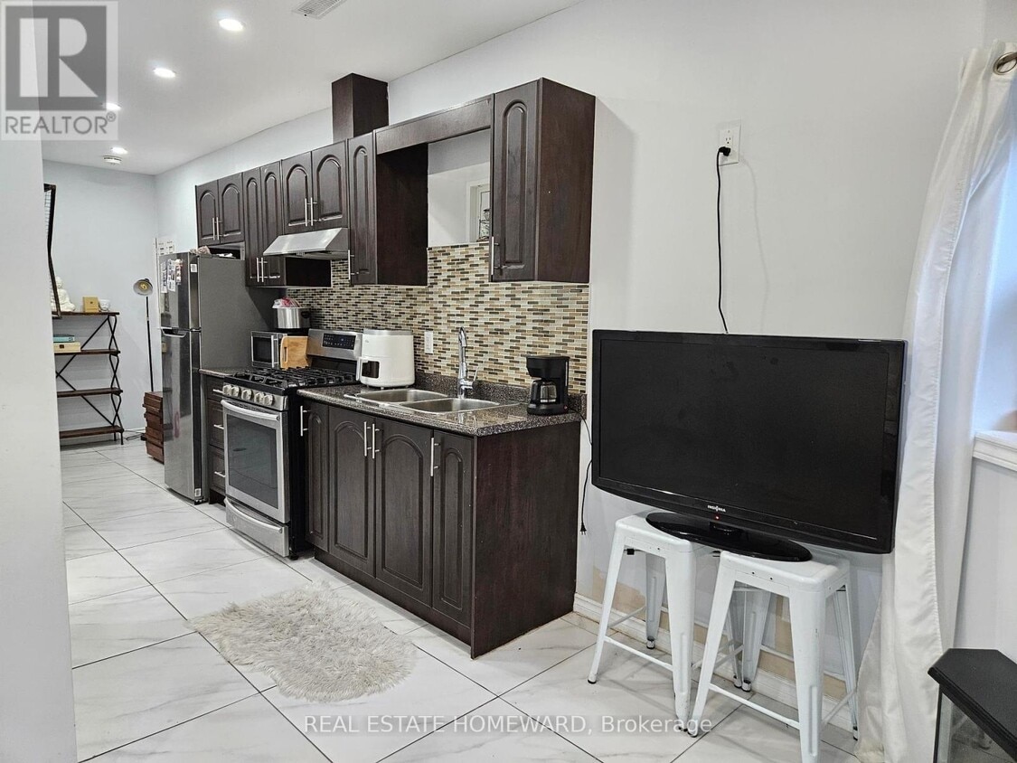 Primary Photo - 141 Coxwell Ave