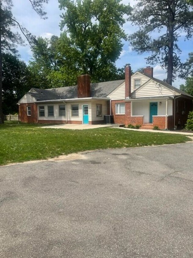 Primary Photo - Charming 5 Bedroom Rancher Available Now !