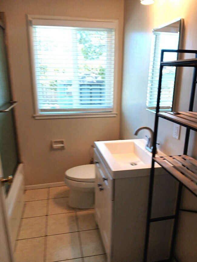 Foto del edificio - Charming 3-bedroom Home Plus Office on Upp...