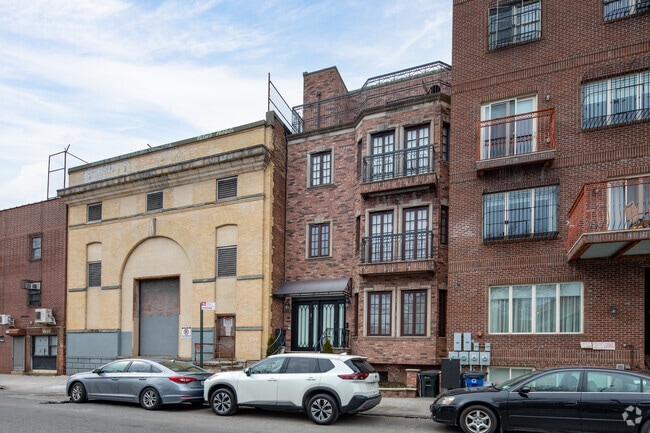 Building Photo - 147 Lorimer St