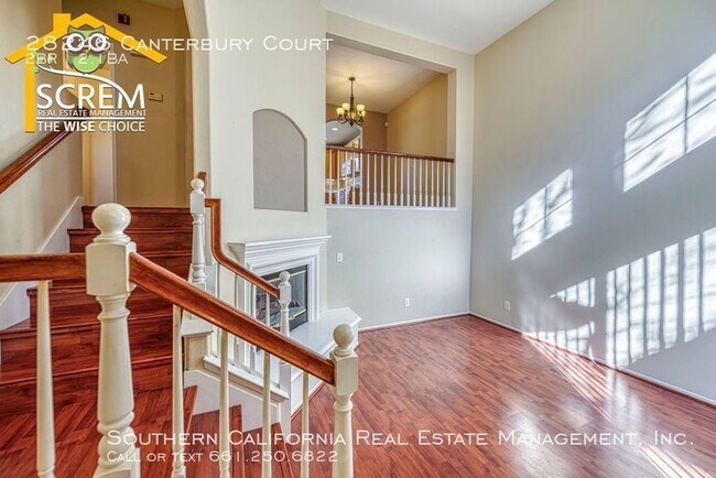 Building Photo - Two Bedroom Tri Level Townhome in Valencia