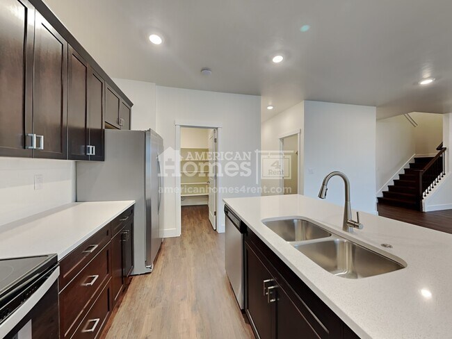 Building Photo - 1033 S Moorside Avenue