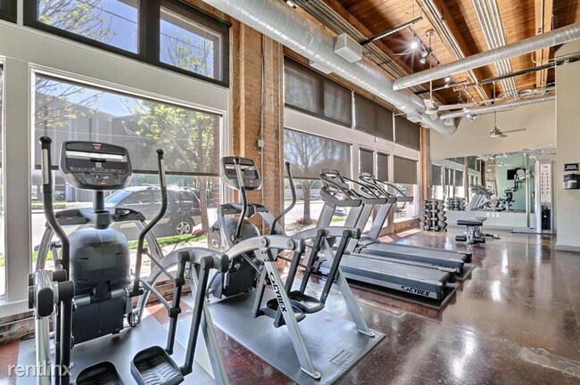 Building Photo - Studio, 1 bath Flat - 2625 Elm St Loft, 867sf