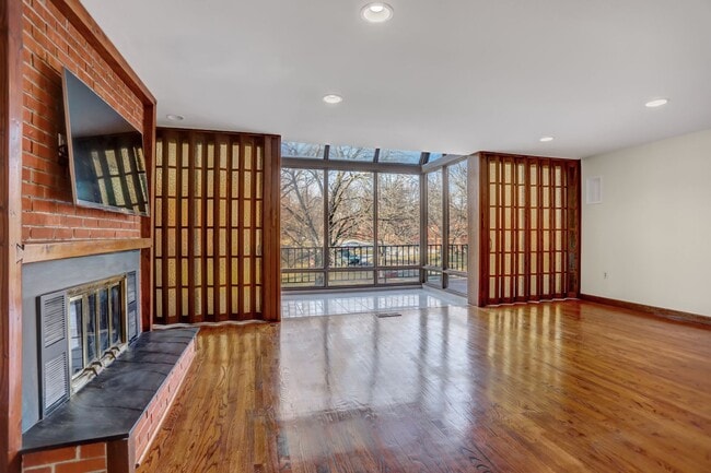 AMAZING SPACIOUS END UNIT TOWNHOUSE IN PRIME LOCATION - AMAZING SPACIOUS END UNIT TOWNHOUSE IN PRIME LOCATION