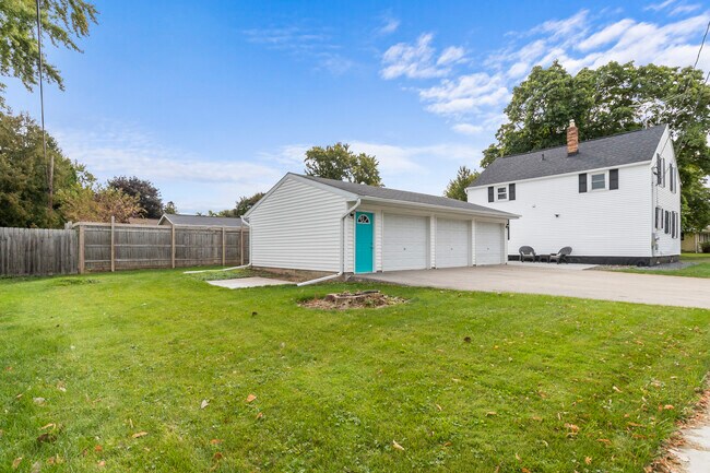 Building Photo - 402 E Harding Dr