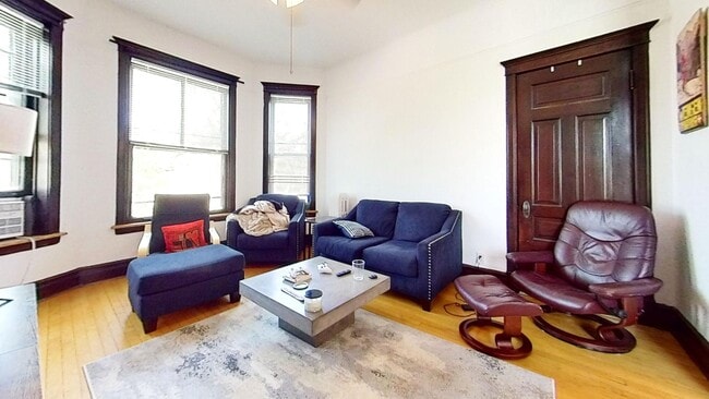 Top Floor Wrigleyville Two Bed Includes Heat - Top Floor Wrigleyville Two Bed Includes Heat Apartment