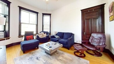 Building Photo - 1017 W School St