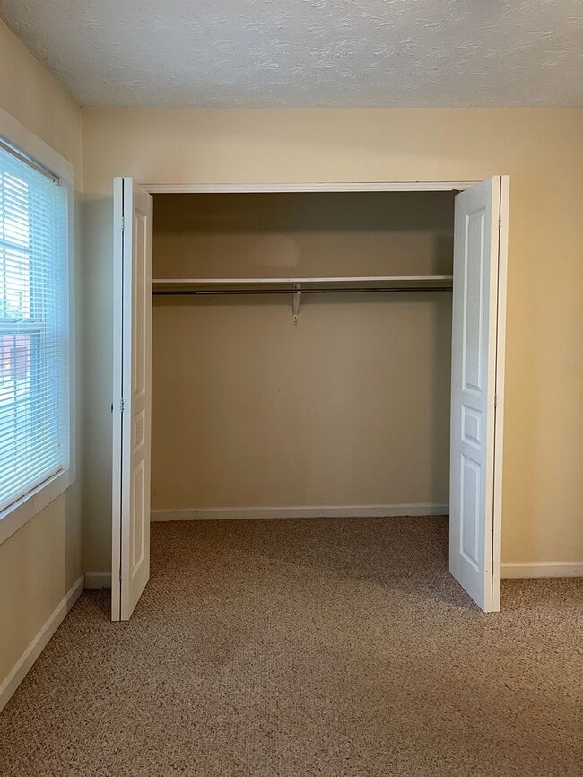Foto del edificio - SPACIOUS TOWNHOME near Downtown! Washer/Dryer Included; Off-Street Parking