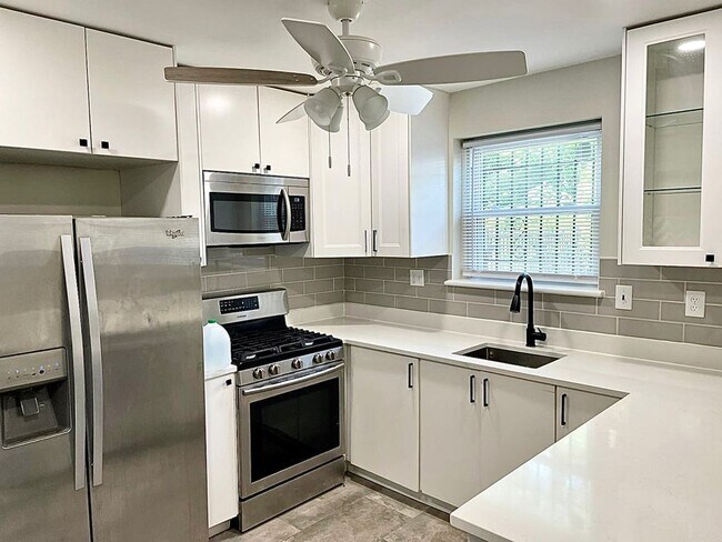 Foto del edificio - 5901 Middleton Ln