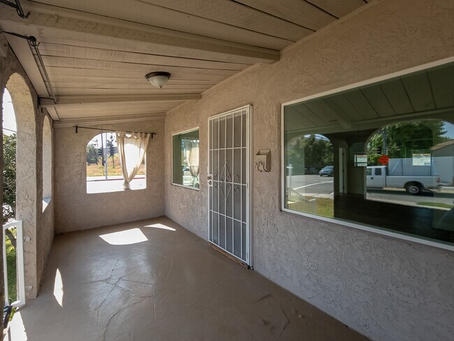 Building Photo - 723 W Doran St