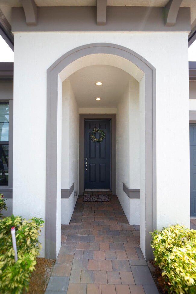 Building Photo - 833 SE Courances Dr