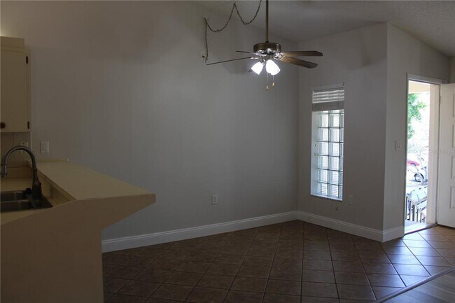 Foto del edificio - 3345 Crystal Ct E