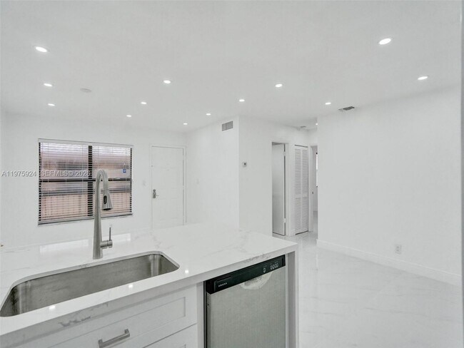 Foto del edificio - 10051 Winding Lake Rd