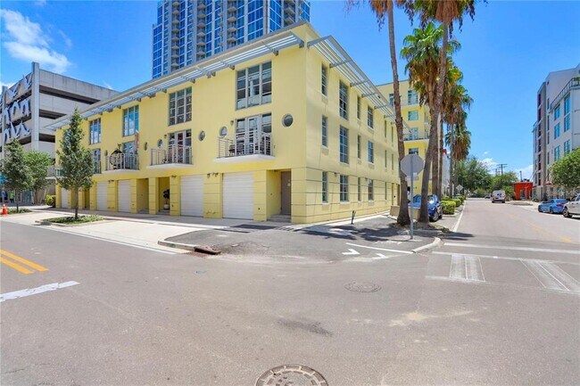 Foto del edificio - 1212 E Whiting St