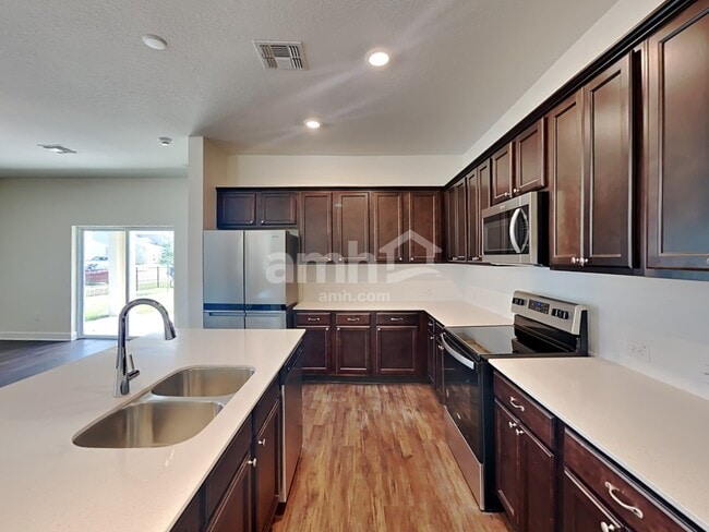 Foto del edificio - 3204 Artemisia Ln