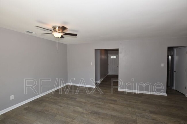 Foto del edificio - 1473 Longdale Dr