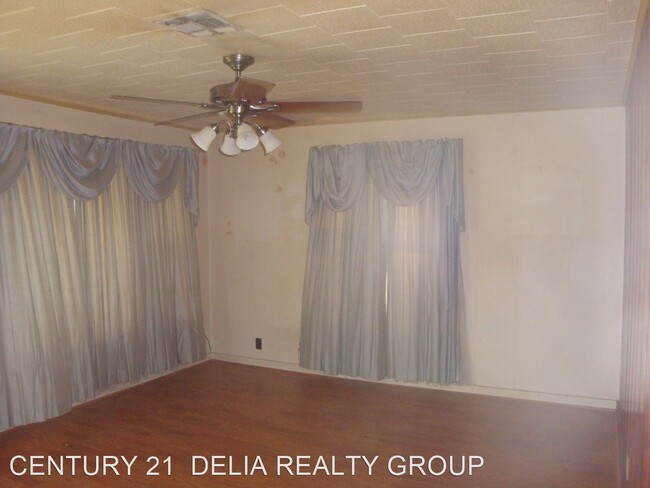 Building Photo - 3 br, 1 bath House - 532 West 8th St.