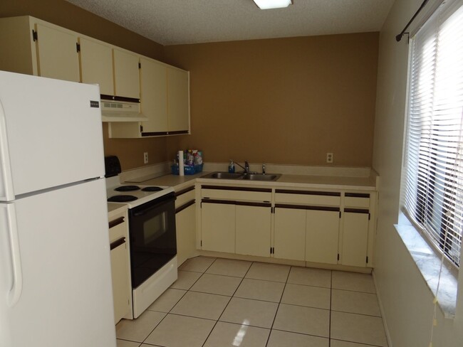 Building Photo - Super Clean Annual 2 bed 1 bath 1 garage h...