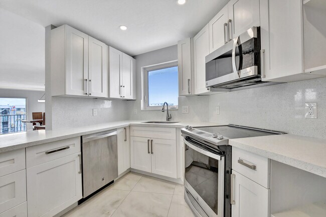 Foto del edificio - 8125 Crespi Blvd