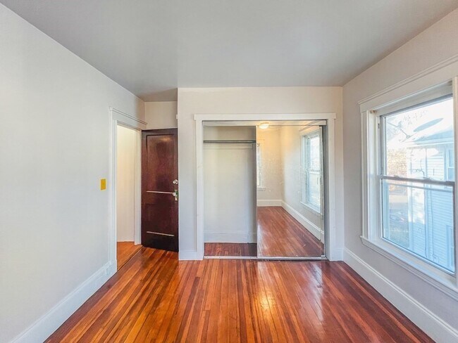 Foto del edificio - 112 Brush Hill Rd