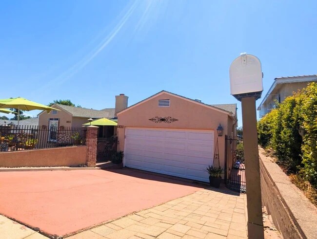 ENTRADA AL ALQUILER TRASERO - 5831 Adelaide Ave