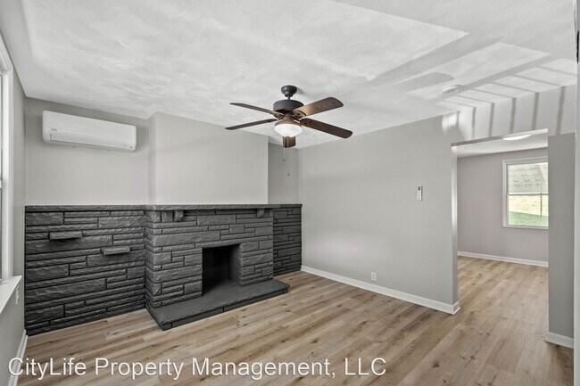 Building Photo - 2 br, 1 bath House - 201 E Woodford Ave