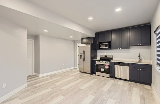 Building Photo - 15721 E Lake Cir