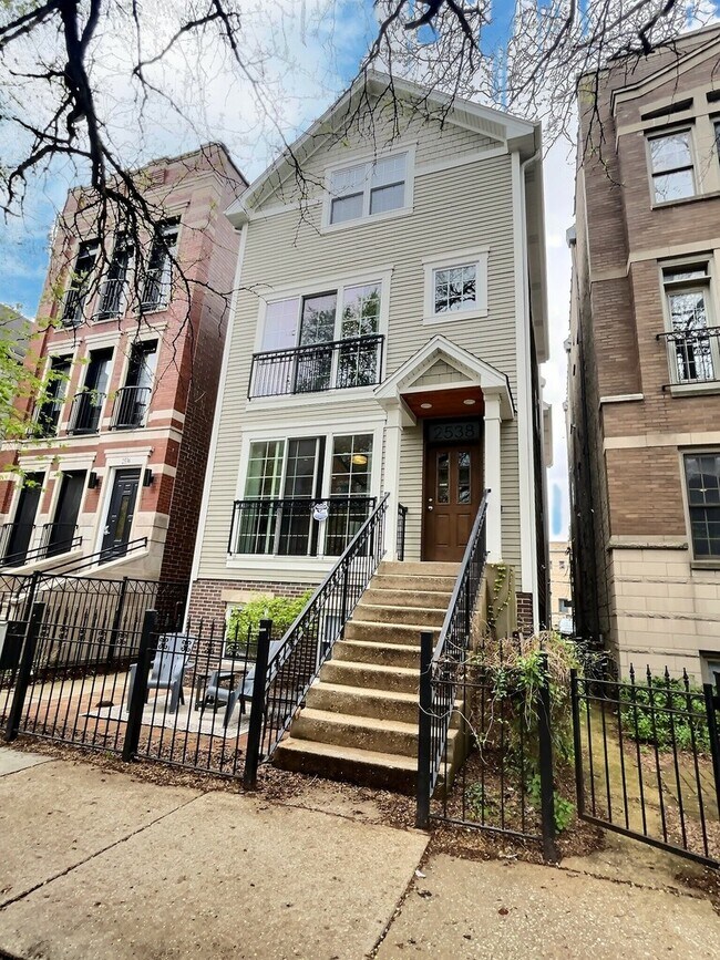 Foto del edificio - 2538 N Southport Ave