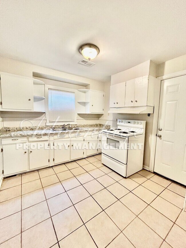 Building Photo - Newly Renovated  Home - Move In Ready