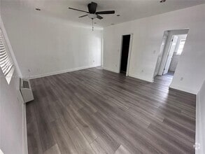 Building Photo - 916 W 42 St