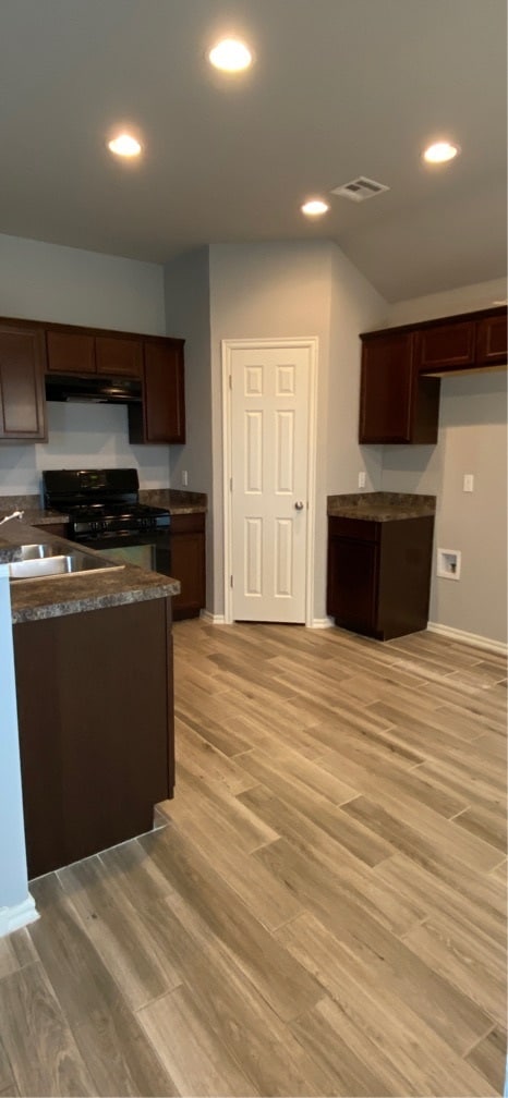 Building Photo - 10240 Hidden Village Dr