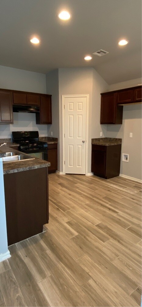 Foto del edificio - 10240 Hidden Village Dr