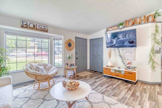 Foto del edificio - 6215 W Everett St