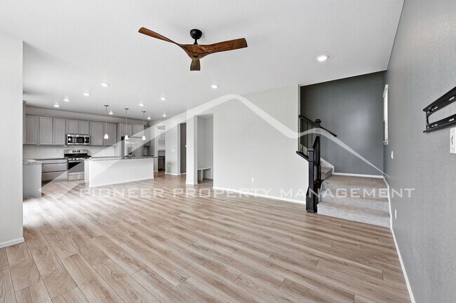 Foto del edificio - Spacious Home with Washer/Dryer and Centra...