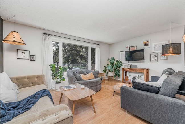 Building Photo - Spacious 2 Bed, 1 Bath Main Floor Home with Garage (IP638A)