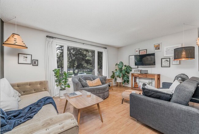 Photo du bâtiment - Spacious 2 Bed, 1 Bath Main Floor Home with Garage (IP638A)