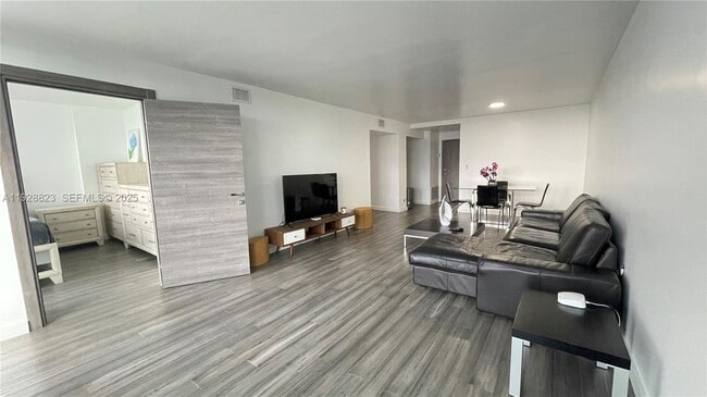 Building Photo - 800 Parkview Dr