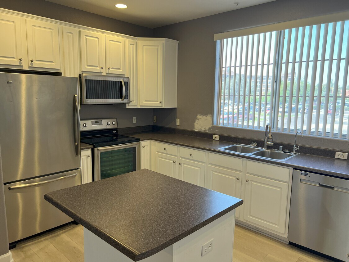 Foto principal - 4455 E Paradise Village Pky S