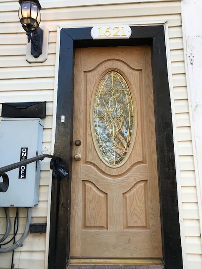 Building Photo - 2 Bed 2.5 Bath row house located just a short distance from RFK stadium in NE Washington, DC.