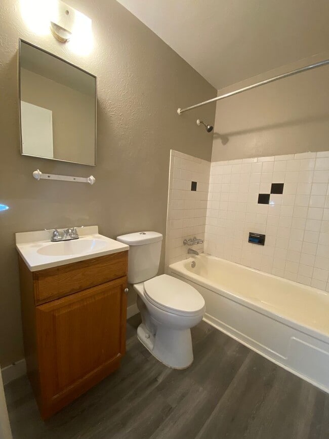 Building Photo - Yambor150