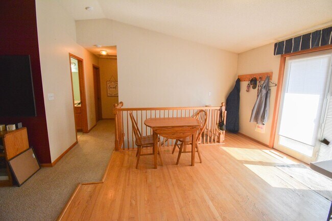 Foto del edificio - Great location, roomy yard, huge garage!