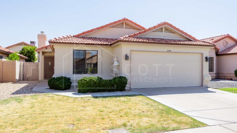 Primary Photo - Charming Ahwatukee Home in Gated Community...