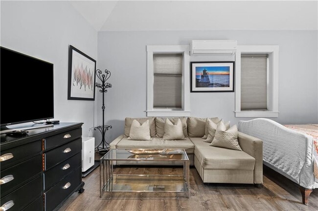 Building Photo - 137 W Main Rd