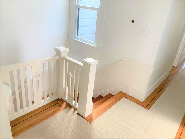 Building Photo - 2BR/1BA Spacious Valencia Corridor Luxury ...